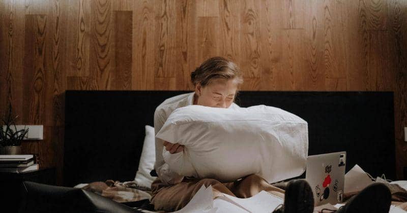 Benarkah Nangis di Malam Hari Bisa Turunkan Berat Badan? Ini Faktanya!